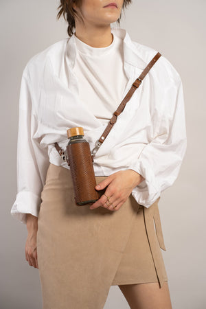 Leather water bottle holder with strap and glass bottle - Elite Water bottles